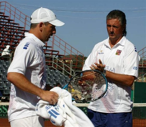 Jaroslav Navrátil (vpravo) probírá s Janem Hájkem dalí taktiku druhého duelu tvrtfinále