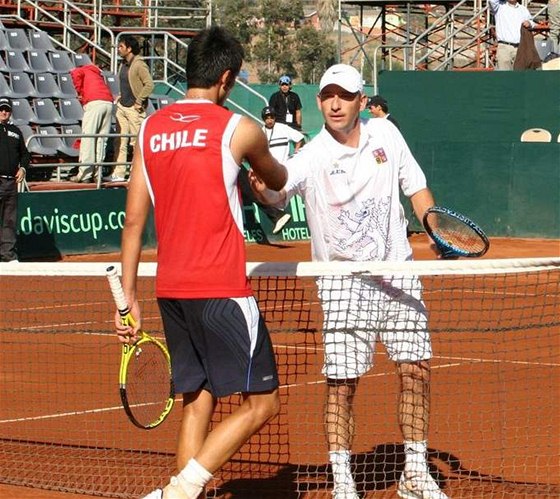 Paul Capdeville gratuluje Janu Hájkovi ke druhému bodu eského týmu ve tvrtfinále Davis Cupu Chile - esko