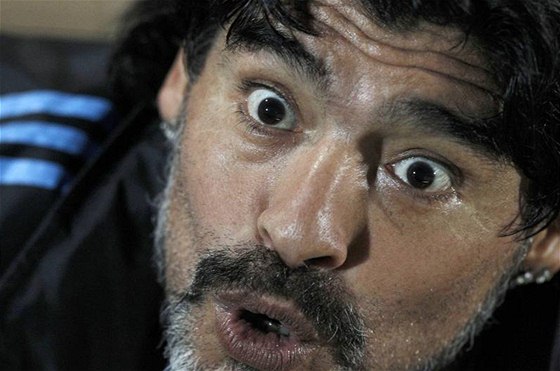 JSI NERFÓZNÍ, SCHWEINSTEIGERE? Diego Maradona, kou Argentiny, vrací úder.