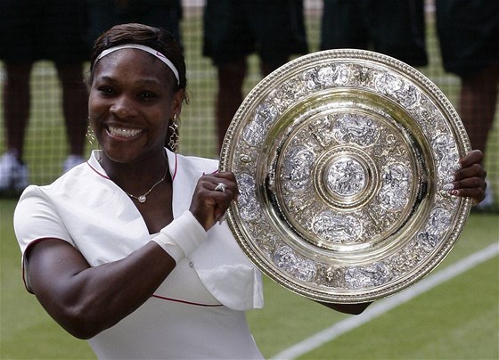 Serena Williamsová s trofejí pro vítzku Wimbledonu
