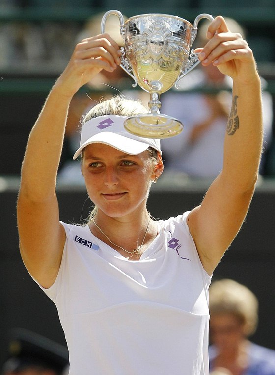 Kristýna Plíková s trofejí pro vítzku Wimbledonu