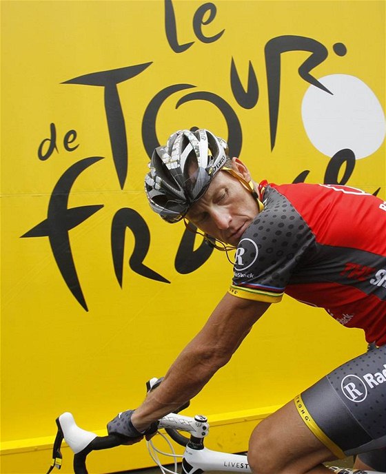 OHLÍÍ SE ZA KARIÉROU. Lance Armstrong odstartuje pítí týden do posledního závodu kariéry.