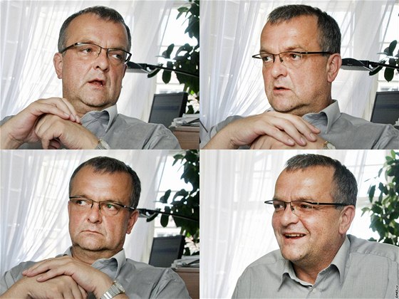Ministr financí a místopedseda TOP 09 Miroslav Kalousek pi rozhovoru pro iDNES.cz. (8. ervence 2010)