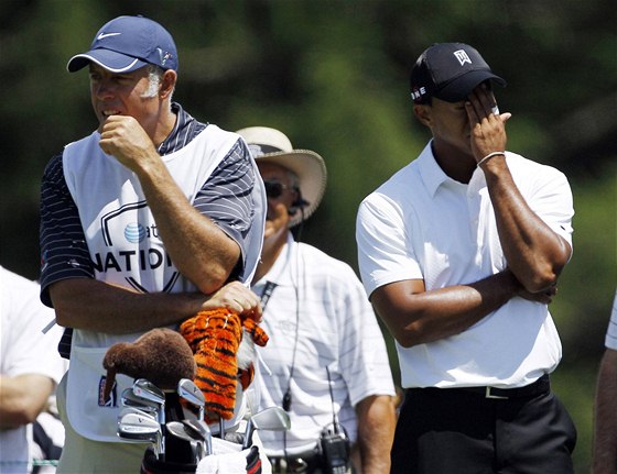 Tiger Woods (vpravo) a jeho caddie Steve Williams, první kolo AT&T National 2010.
