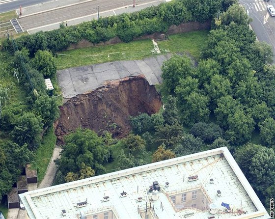 Kráter, který vznikl pi stavb tunelu Blanka.