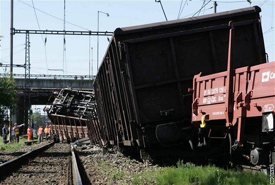 V Olomouci se srazil nákladní vlak s lokomotivou. Vykolejilo jedenáct vagón. (3. ervence 2010)