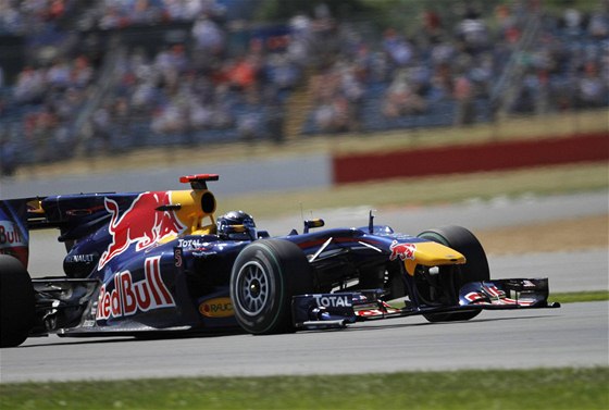 Sebastian Vettel s monopostem Red Bull v tréninku Velké ceny Británie F1.