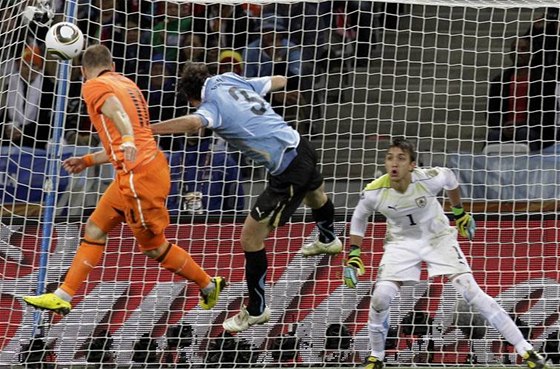 Záloník Robben (vlevo) neomyln hlavikuje do uruguayské branky,  Nizozemsko vede 3:1