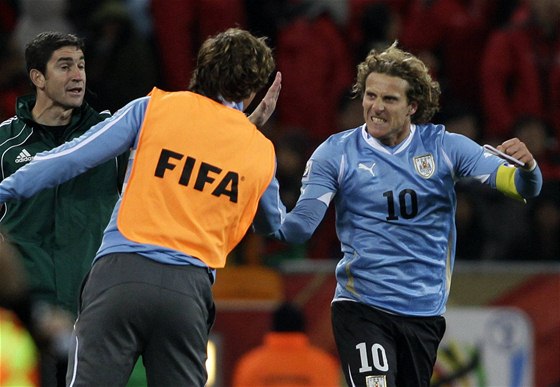 JE TAM. Uruguayský útoník Forlán oslavuje gól, který práv vstelil.