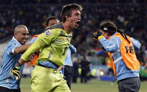 URUGUAYSKÁ RADOST. Fotbalisté Uruguaye se radují z postupu do semifinále.