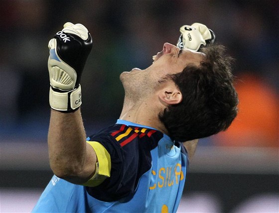 POSTUP. panlský kapitán Iker Casillas se raduje z postupu do semifinále mistrovství svta.