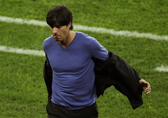 JE MI HORKO. Nmecký trenér Joachim Löw si svléká sako bhem semifinále mistrovství svta.