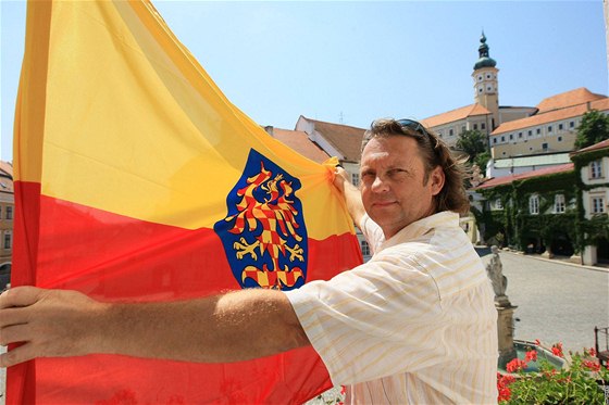 Starosta Mikulova Rostislav Kotial vyvsí moravskou vlajku k svátku sv. Cyrila a Metodje.