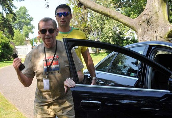 Václav Havel pijídí na první natáecí den svého filmu Odcházení