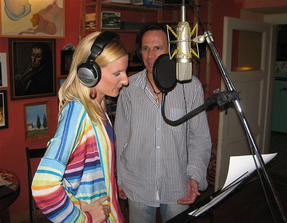 Janek Ledecký s Adelou Banáovou v nahrávacím studiu