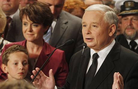Jaroslaw Kaczynski u uznal porku v prezidentskch volbch a svmu soupei pogratuloval. (4. ervence 2010)