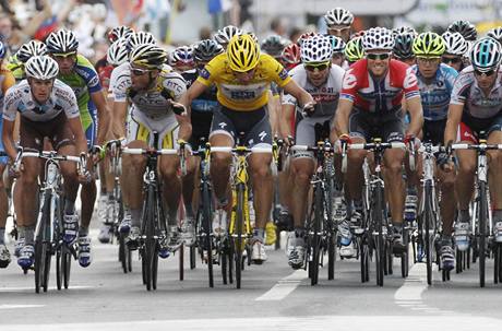 PROTEST PROTI PDM. Fabien Cancellara (ve lutm) diriguje spolen dojezd ve druh etap Tour de France.