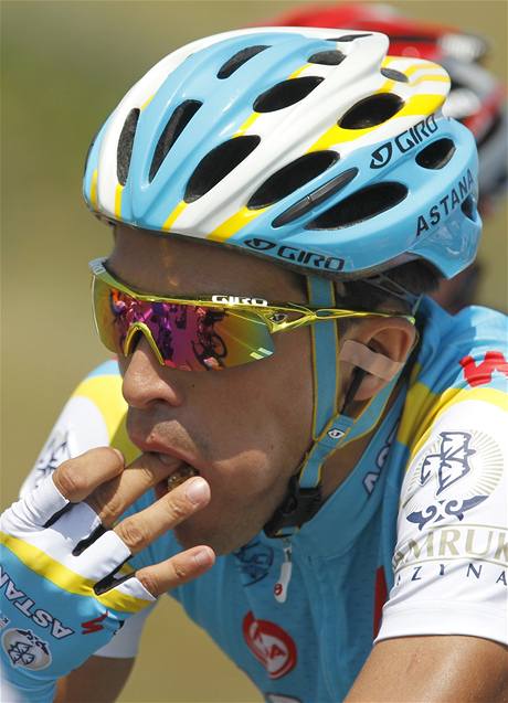 DOBROU CHU. Alberto Contador sbr sly na obhajobu prvenstv v Tour.