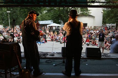 Zahrada 2010 - vystoupen dua Lubo Bea (kytara) a Matj Ptaszek (zpv, foukac harmonika)