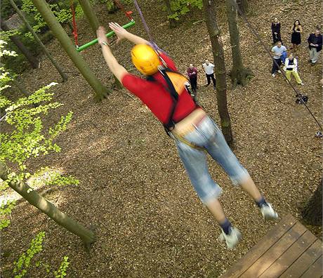 Tarzan skok  park vysokch lan ve Zvnovicch.