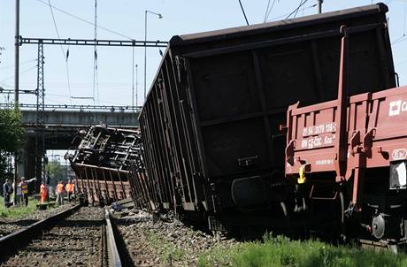 V Olomouci se srazil nkladn vlak s lokomotivou. Vykolejilo jedenct vagn. (3. ervence 2010)