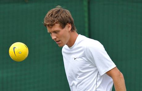 Tom Berdych v pprav na semifinlov duel Wimbledonu s Novakem Djokoviem pouil i mal fotbalov m.