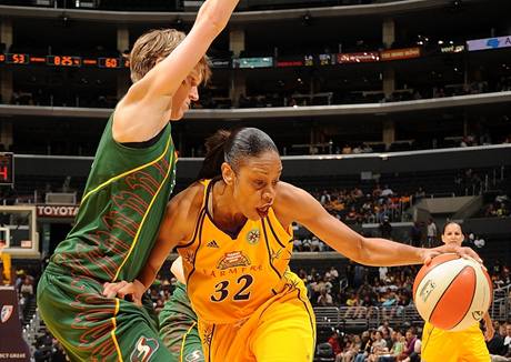 Jana Vesel (vlevo) ze Seattlu Storm v duelu WNBA proti Los Angeles Sparks brn Tinu Thompsonovou