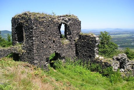 Obytn hradn v Ronova, vpravo na obzoru Jetd a Ralsko