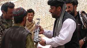 Povstalci Talibanu skládají zbran výmnou za nový ivot.