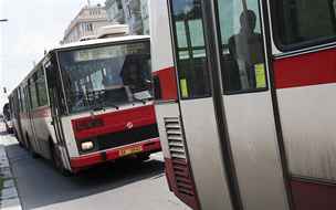 Autobus MHD srazil chlapce v Praze 3. Ilustraní foto
