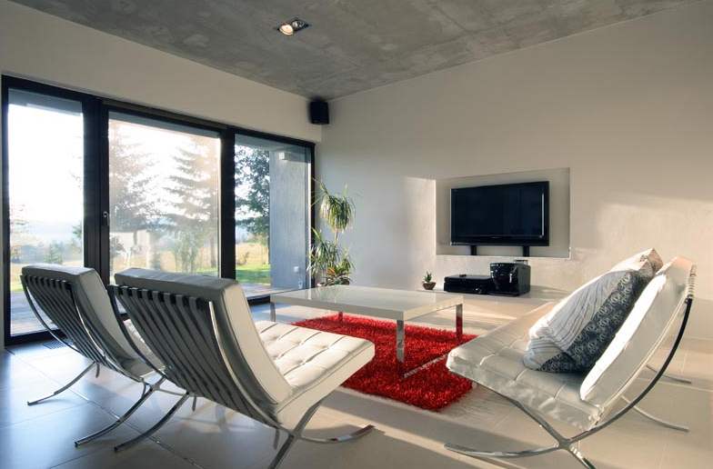 Dominantu obývacího pokoje pedstavují nadasová funkcionalistická kesla Barcelona (design Mies van der Rohe)
