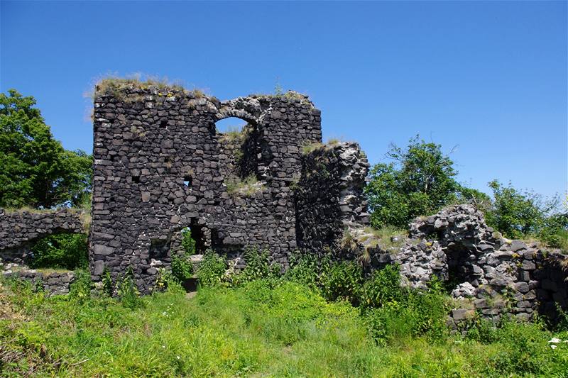 Obytná hradní v v severním cípu Ronova