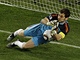 PODREL. panl Casillas penaltu paraguayskho tonka Cardoza chytil.