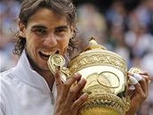 Rafael Nadal s trofej pro vtze Wimbledonu
