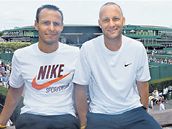 Berdychovi pomocnci Trenr Tom Krupa (vpravo) a kondin trenr David Vydra (vlevo) pomohli Tomi Berdychovi do semifinle letonho Roland Garros a Wimbledonu.