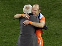 JSME VE FINLE. Raduj se Arjen Robben a kou Bert van Marwijk 