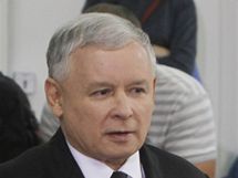 Bratr zesnulho Lecha Kaczynskho Jaroslav u voleb (4. ervence 2010)