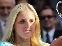 Kristna Plkov s trofej pro vtzku dvouhry juniorek ve Wimbledonu