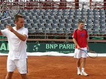 Ivo Min (vlevo a Jan Hjek pi trninku na Davis Cup proti Chile