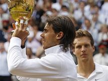 Rafael Nadal s trofej pro vtze Wimbledonu, v pozad Tom Berdych