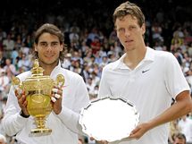 Rafael Nadal (vlevo) a Tom Berdych po finle Wimbledonu