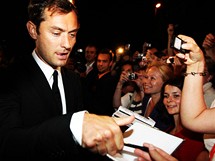 MFFKV 2010 - Jude Law na ervenm koberci