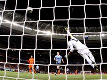 Uruguaysk brank Muslera se natahuje marn, Nizozemsko po stele Van Bronckhorsta vede 1:0