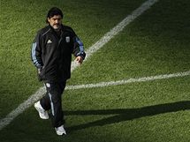 TRENR. Argentinsk kou Diego Maradona pozoruje hre pi rozcviovn.