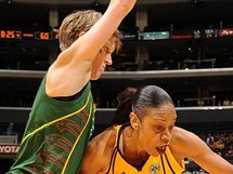 Jana Vesel (vlevo) ze Seattlu Storm v duelu WNBA proti Los Angeles Sparks brn Tinu Thompsonovou