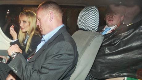 Paris Hilton (vpravo schovaná pod bundou) pi odjezdu od jihoafrického soudu. (2. ervence 2010)