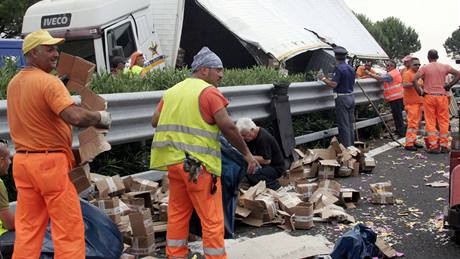 Na italské dálnici havaroval kamion peváející mince. Ty se rozkutálely po celé vozovce.