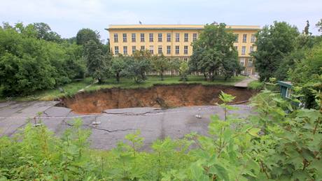 V ervenci 2010 se rozestavný tunel Blanka propadl na dvou místech v  Praze 6.