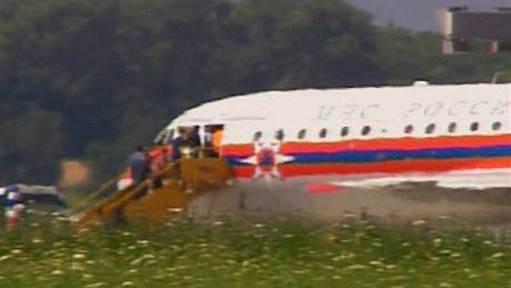 Neidentifikované osoby nastupují do ruského letadla na vídeském letiti bhem výmny pion mezi USA a Ruskem (9. ervence 2010)