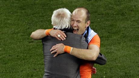 JSME VE FINÁLE. Radují se Arjen Robben a kou Bert van Marwijk 
